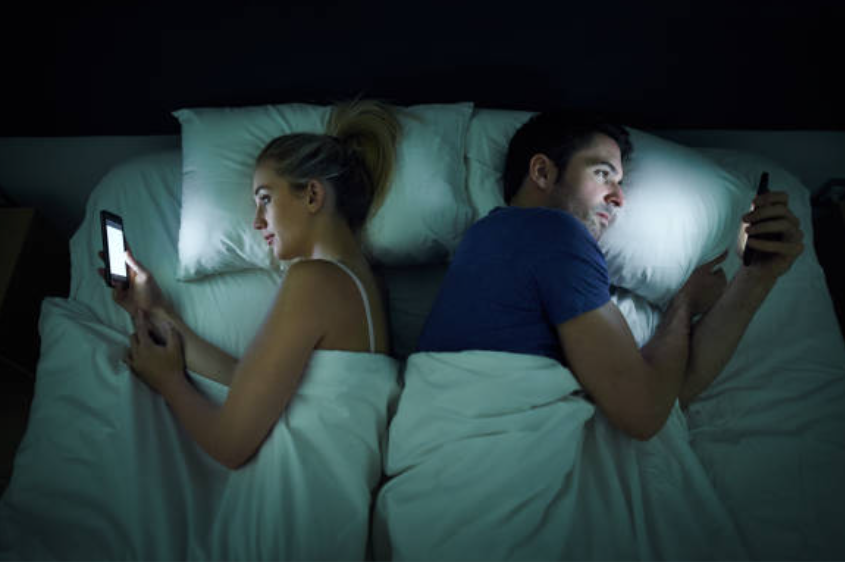 Lo que pasa en tu mente cuando dejas el móvil una hora antes de dormir, según una experta en sueño Lo que pasa en tu mente cuando dejas el móvil una hora antes de dormir, según una experta en sueño