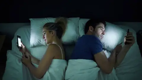 Lo que pasa en tu mente cuando dejas el móvil una hora antes de dormir, según una experta en sueño Lo que pasa en tu mente cuando dejas el móvil una hora antes de dormir, según una experta en sueño