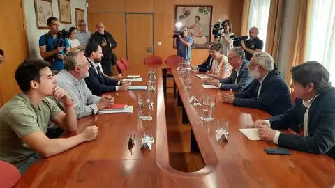 El delegado del Gobierno se reúne con el comité de empresa de la Central Nuclear de Almaraz El delegado del Gobierno se reúne con el comité de empresa de la Central Nuclear de Almaraz