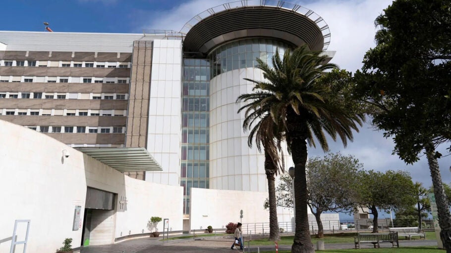 Fachada del HUC