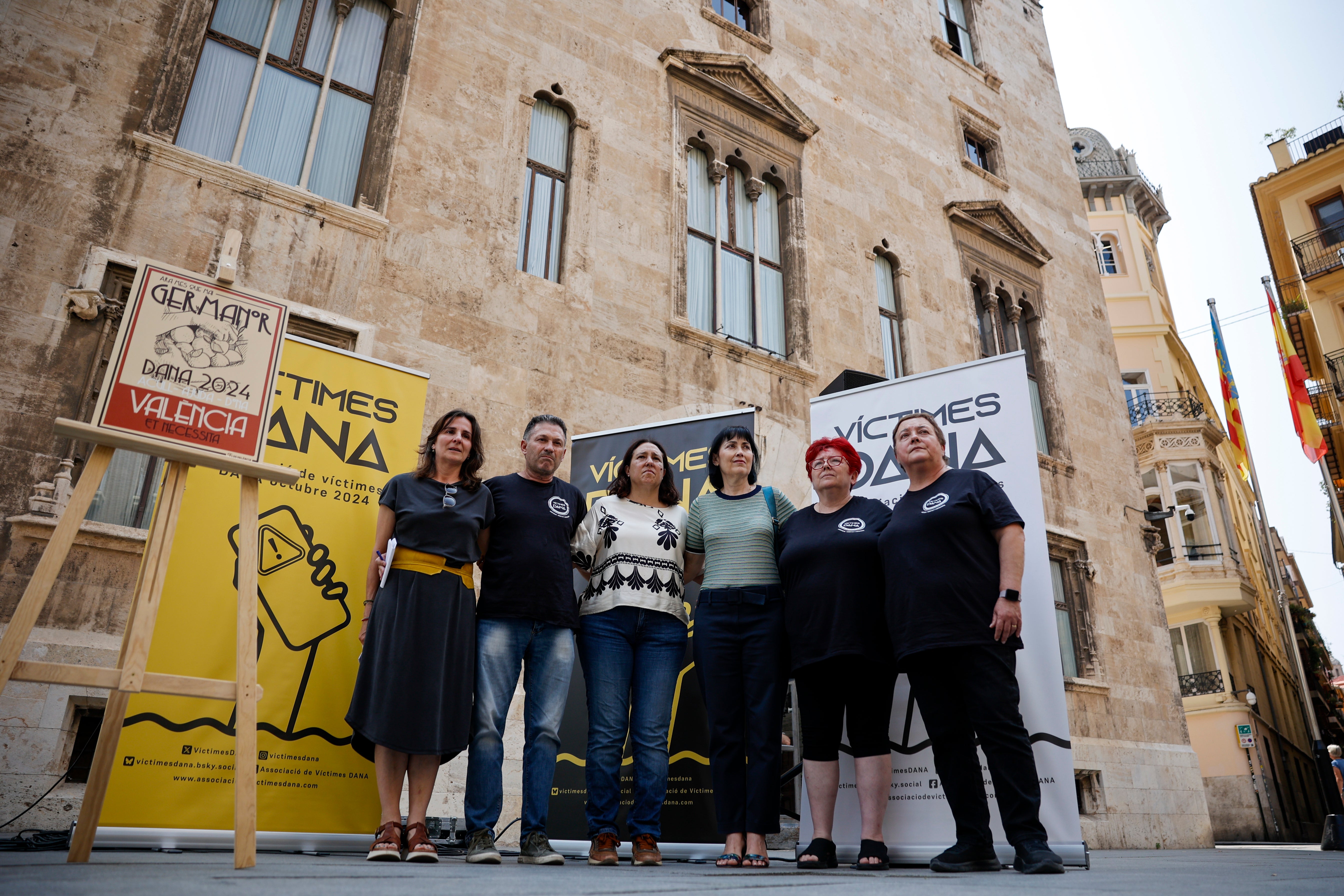 Las víctimas de la DANA se concentran ante la Generalitat: "Mazón no puede ser más cínico e inhumano" Las víctimas de la DANA se concentran ante la Generalitat: "Mazón no puede ser más cínico e inhumano"