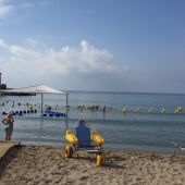 A partir del 9 de junio se podrá solicitar el transporte gratuito para ir a la playa accesible de Villajoyosa