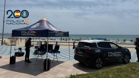 Un stand junto al coche en el paseo del Postiguet Un stand junto al coche en el paseo del Postiguet
