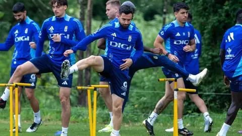 4-6-2025 Los jugadores del Oviedo en el inicio del entrenamiento 4-6-2025 Los jugadores del Oviedo en el inicio del entrenamiento