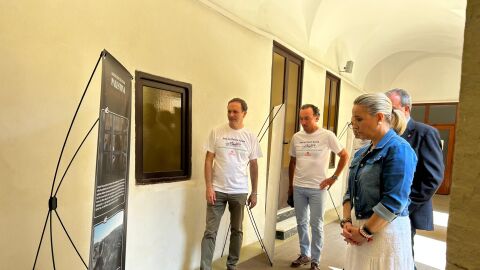 Responsables de >C&aacute;ritas Elche en la presentaci&oacute;n de la exposici&oacute;n con la edil Celia Lastra