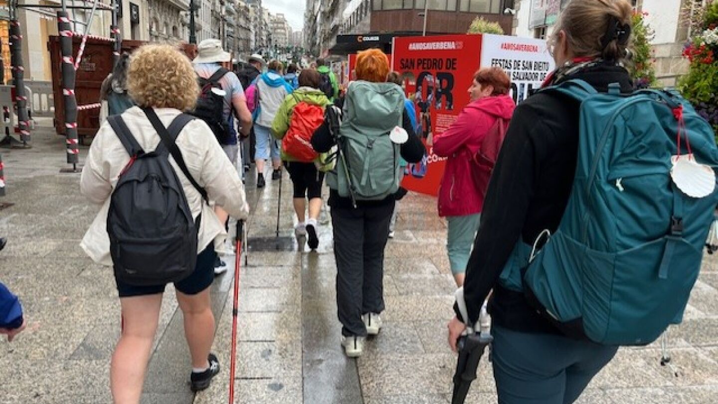 Peregrinos en la calle Pr&iacute;ncipe de Vigo