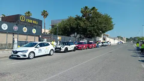 Vehículos de autoescuelas concentrados junto a la DGT de de Elche antes de partir hacia una concentración de Alicante. Vehículos de autoescuelas concentrados junto a la DGT de de Elche antes de partir hacia una concentración de Alicante.