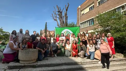 Tres centros educativos alcalaínos reciben la Bandera Verde del Programa Ecoescuelas como reconocimiento a su compromiso con la sostenibilidad y la educación ambiental Personal docente del CEIP CIudad del Aire de Alcalá de Henares con la Bandera Verde del Programa Ecoescuelas