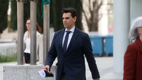 La juez del caso del novio de Ayuso imputa a la mujer del presidente de Quirón Prevención Alberto González Amador, pareja de Isabel Díaz Ayuso, sale de los Juzgados en una imagen de archivo / EFE/ Rodrigo Jimenez