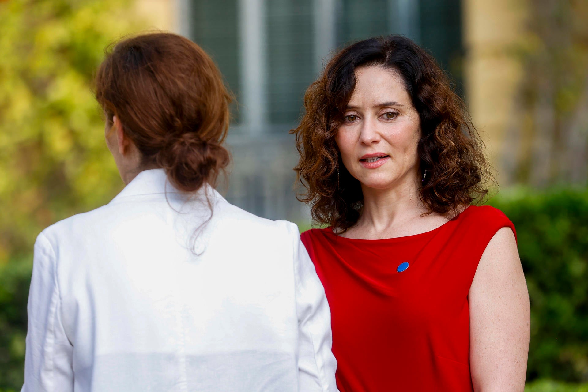 El tenso momento del encuentro entre Mónica García y Ayuso: "¿Quieres besar a una asesina?" El tenso momento del encuentro entre Mónica García y Ayuso: "¿Quieres besar a una asesina?"