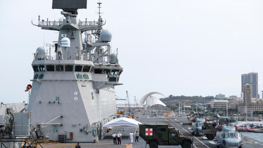 El buque Juan Carlos I, el m&aacute;s grande del ej&eacute;rcito de Espa&ntilde;a en su historia, se encuentra ya en el puerto de Santa Cruz de Tenerife, donde el pr&oacute;ximo s&aacute;bado d&iacute;a 7 de junio participar&aacute; en el desfile de las Fuerzas Armadas, adem&aacute;s de permitir la entrada de civiles a sus instalaciones con el objetivo de dar a conocer a la poblaci&oacute;n las tareas que realiza y sus capacidades