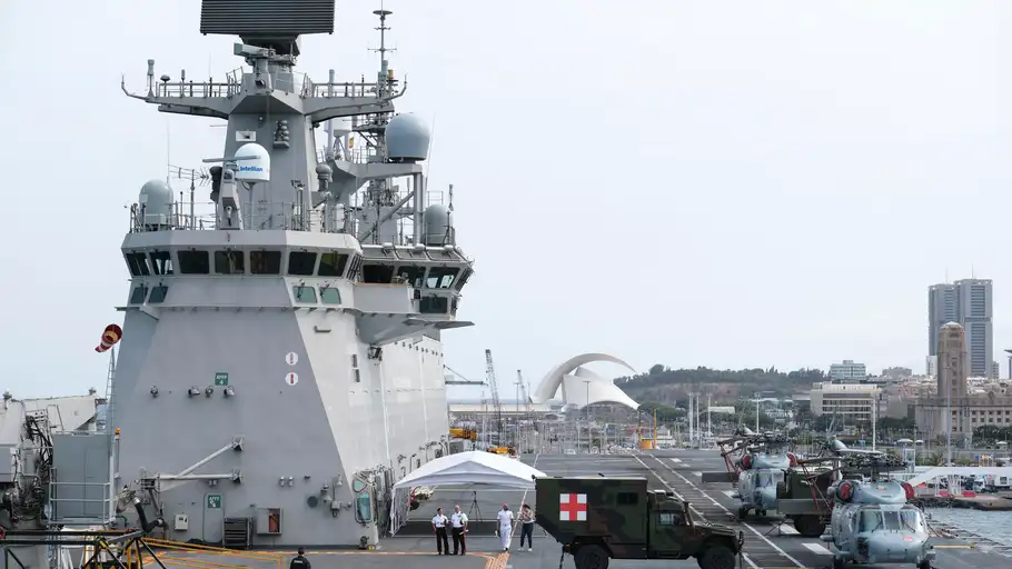 El buque Juan Carlos I, el más grande del ejército de España en su historia, se encuentra ya en el puerto de Santa Cruz de Tenerife, donde el próximo sábado día 7 de junio participará en el desfile de las Fuerzas Armadas, además de permitir la entrada de civiles a sus instalaciones con el objetivo de dar a conocer a la población las tareas que realiza y sus capacidades El buque Juan Carlos I, el más grande del ejército de España en su historia, se encuentra ya en el puerto de Santa Cruz de Tenerife, donde el próximo sábado día 7 de junio participará en el desfile de las Fuerzas Armadas, además de permitir la entrada de civiles a sus instalaciones con el objetivo de dar a conocer a la población las tareas que realiza y sus capacidades