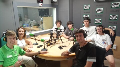 Los alumnos del IES Pedro Ibarra ganadores del premio con su profesora 