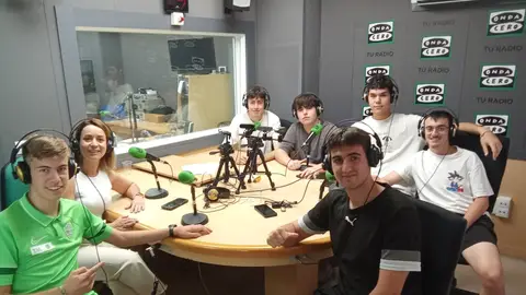 Los alumnos del IES Pedro Ibarra ganadores del premio con su profesora Los alumnos del IES Pedro Ibarra ganadores del premio con su profesora