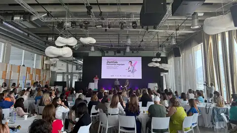 Más de 200 empresarias se alían para impulsar y visibilizar el liderazgo femenino de la Comunitat Valenciana Más de 200 empresarias se alían para impulsar y visibilizar el liderazgo femenino de la Comunitat Valenciana