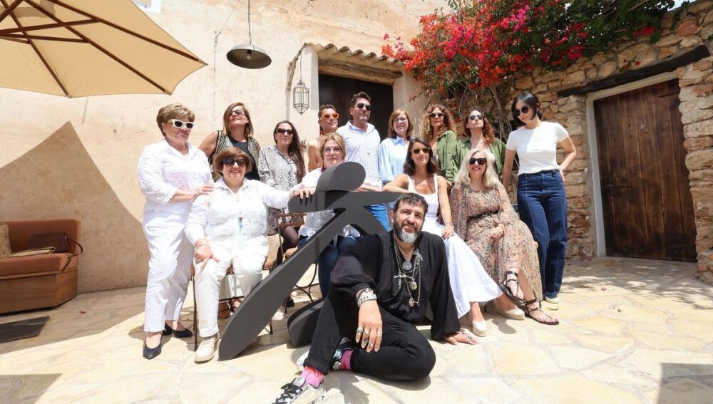 Maria Fajarnés junto a los diseñadores participantes que participan este año
