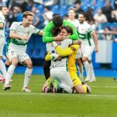 Los jugadores del Elche celebran el ascenso sobre el césped de Riazor.