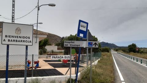 El centenar de vecinos de la pedan&iacute;a oriolana de Barbarroja piden que no se les olvide y sean atendidas sus necesidades