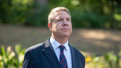 El presidente de la Junta de Castilla-La Mancha, Emiliano Garc&iacute;a-Page, espera para ofrecer declaraciones a los medios posterior a la XXVIII Conferencia de Presidentes, en Palau de Pedralbes de Barcelona, a 6 de junio de 2025, en Barcelona, Catalunya (Espa&ntilde;a). 