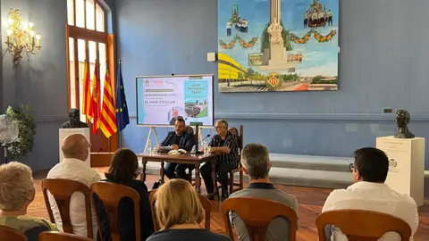 Joan Montañés Xipell junto al alcalde de Vila-real, José Benlloch durante la presentación del libro. Joan Montañés Xipell junto al alcalde de Vila-real, José Benlloch durante la presentación del libro.