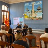 Joan Montañés Xipell junto al alcalde de Vila-real, José Benlloch durante la presentación del libro. 