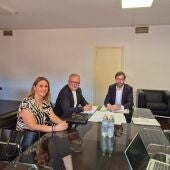 Reunión de los representantes del ayuntamiento de Albalat de la Ribera con José María Larena Berrocal, director general de Infraestructuras Educativas