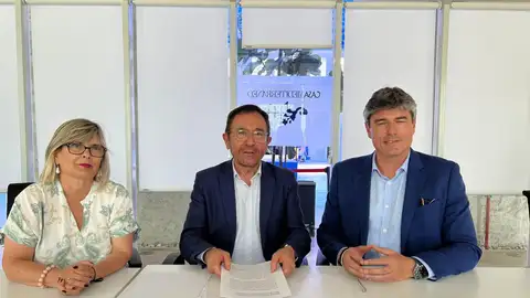 La alcaldesa de Santa Pola junto al director de Casa Mediterráneo y el alcalde de Villajoyosa. La alcaldesa de Santa Pola junto al director de Casa Mediterráneo y el alcalde de Villajoyosa.