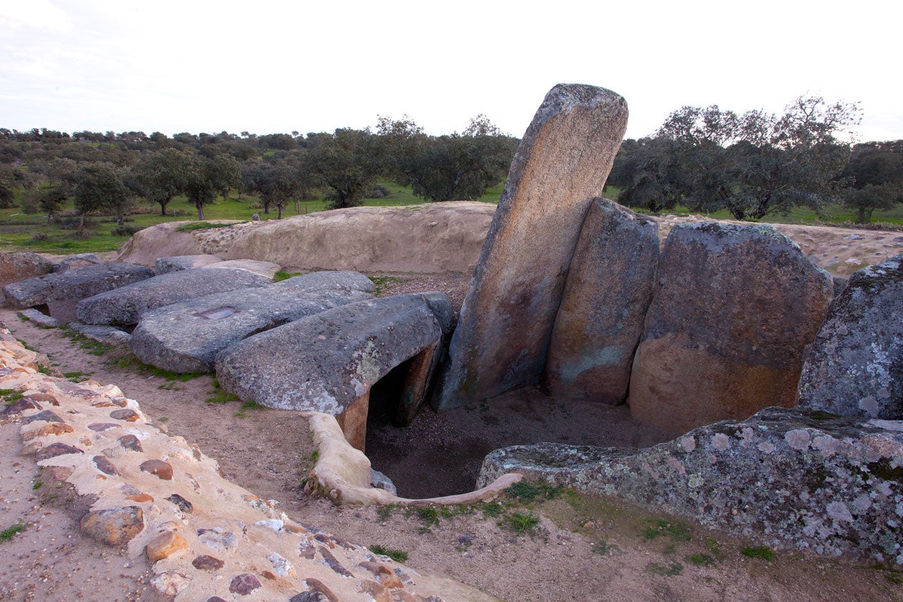 La Junta invierte casi 75.000 euros en obras del acceso al dolmen de Lácara La Junta invierte casi 75.000 euros en obras del acceso al dolmen de Lácara