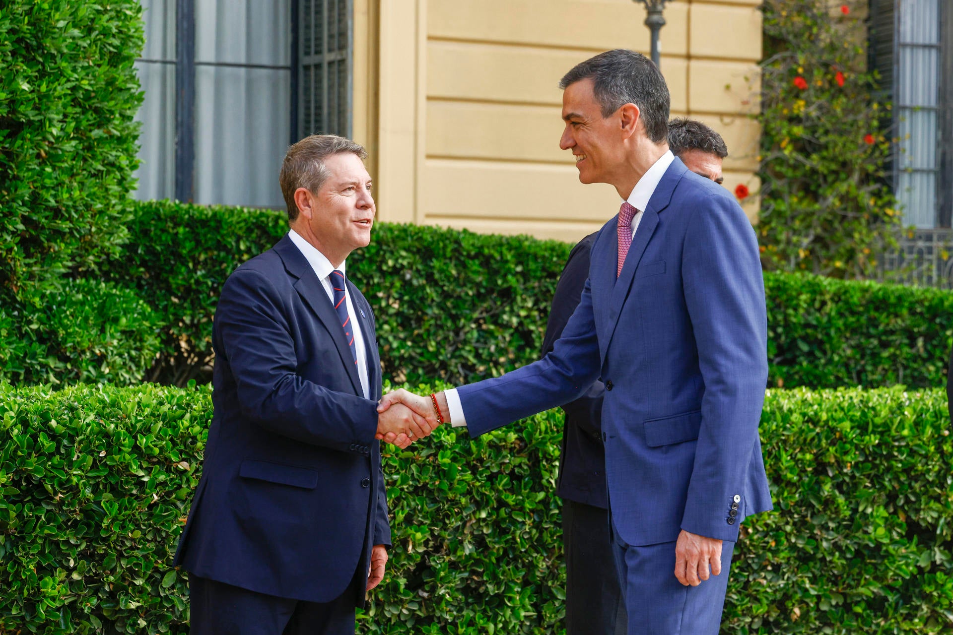 Sánchez interrumpe el discurso de Page cuando criticaba los pactos con Junts: "Es una pequeña tradición ya" Sánchez interrumpe el discurso de Page cuando criticaba los pactos con Junts: "Es una pequeña tradición ya"