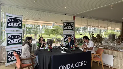 Susana Pedreira con Leonardo López, Director en Hotel Carlos I Silgar y con los artistas Rober Carcos y Natary Feel Programa especial Torneo de Golf en A Toxa