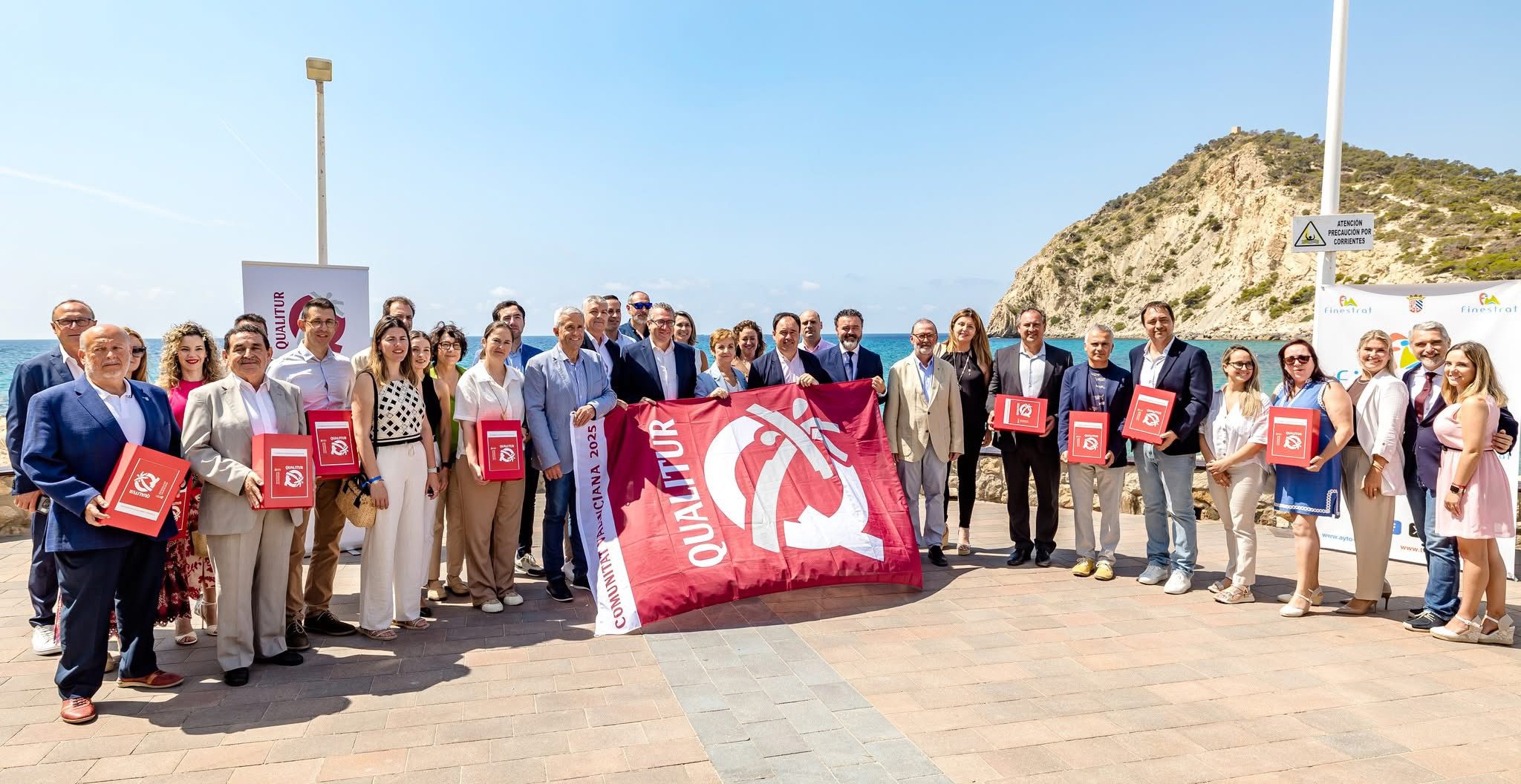Las playas de la Marina Baixa reciben la Bandera Qualitur 2025 Las playas de la Marina Baixa reciben la Bandera Qualitur 2025
