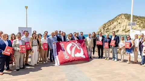 Las playas de la Marina Baixa reciben la Bandera Qualitur 2025 Las playas de la Marina Baixa reciben la Bandera Qualitur 2025