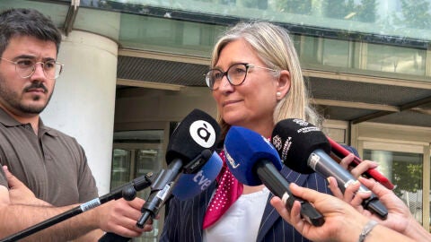 La abogada de Ciudadanos, Mamen Peris, atiende a los periodistas a su salida de la Ciudad de la Justicia donde se instruye la causa penal sobre la dana.