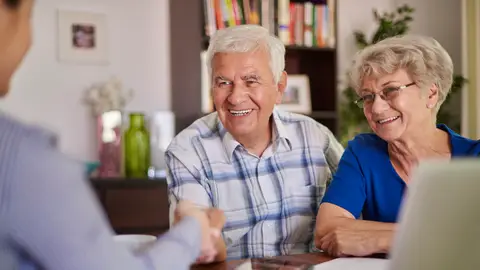 Una pareja de personas mayores Una pareja de personas mayores