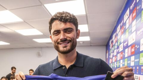 Sergio Ortuño, con una camiseta conmemorativa y el brazalete del Eldense.