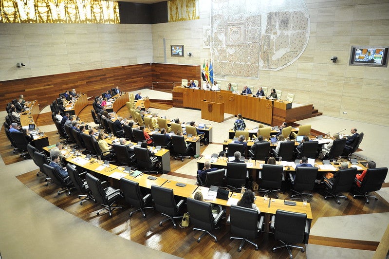 El PP y Vox instan a la Junta a tomar la iniciativa para eliminar el aforamiento de los diputados extremeños El PP y Vox instan a la Junta a tomar la iniciativa para eliminar el aforamiento de los diputados extremeños