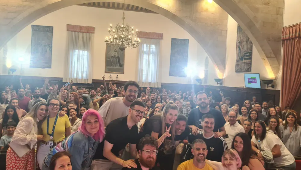 El equipo de 'Cuerpos Especiales', con el público El equipo de 'Cuerpos Especiales', con el público