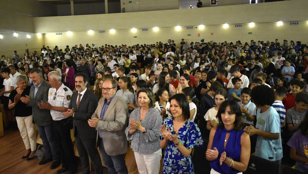 El alcalde de Cuenca, Darío Dolz, y el vicerrector del Campus de Cuenca, César Sánchez, asistieron, entre otros, a la entrega de los carnets de ciberexpert@s al alumnado El alcalde de Cuenca, Darío Dolz, y el vicerrector del Campus de Cuenca, César Sánchez, asistieron, entre otros, a la entrega de los carnets de ciberexpert@s al alumnado