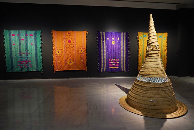 Última semana para disfrutar de la exposición 'Hebras y Urdimbres' en el Rectorado Última semana para disfrutar de la exposición 'Hebras y Urdimbres' en el Rectorado