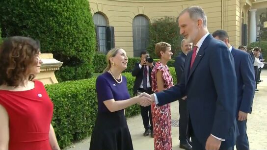 Saludo entre Ayuso, el rey y Sánchez