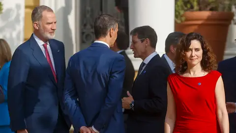 La presidenta madrileña, Isabel Díaz Ayuso, en primer plano; detrás el rey, el presidente del gobierno y el presidente de la Rioja La presidenta madrileña, Isabel Díaz Ayuso, en primer plano; detrás el rey, el presidente del gobierno y el presidente de la Rioja/ EFE/ Quique García