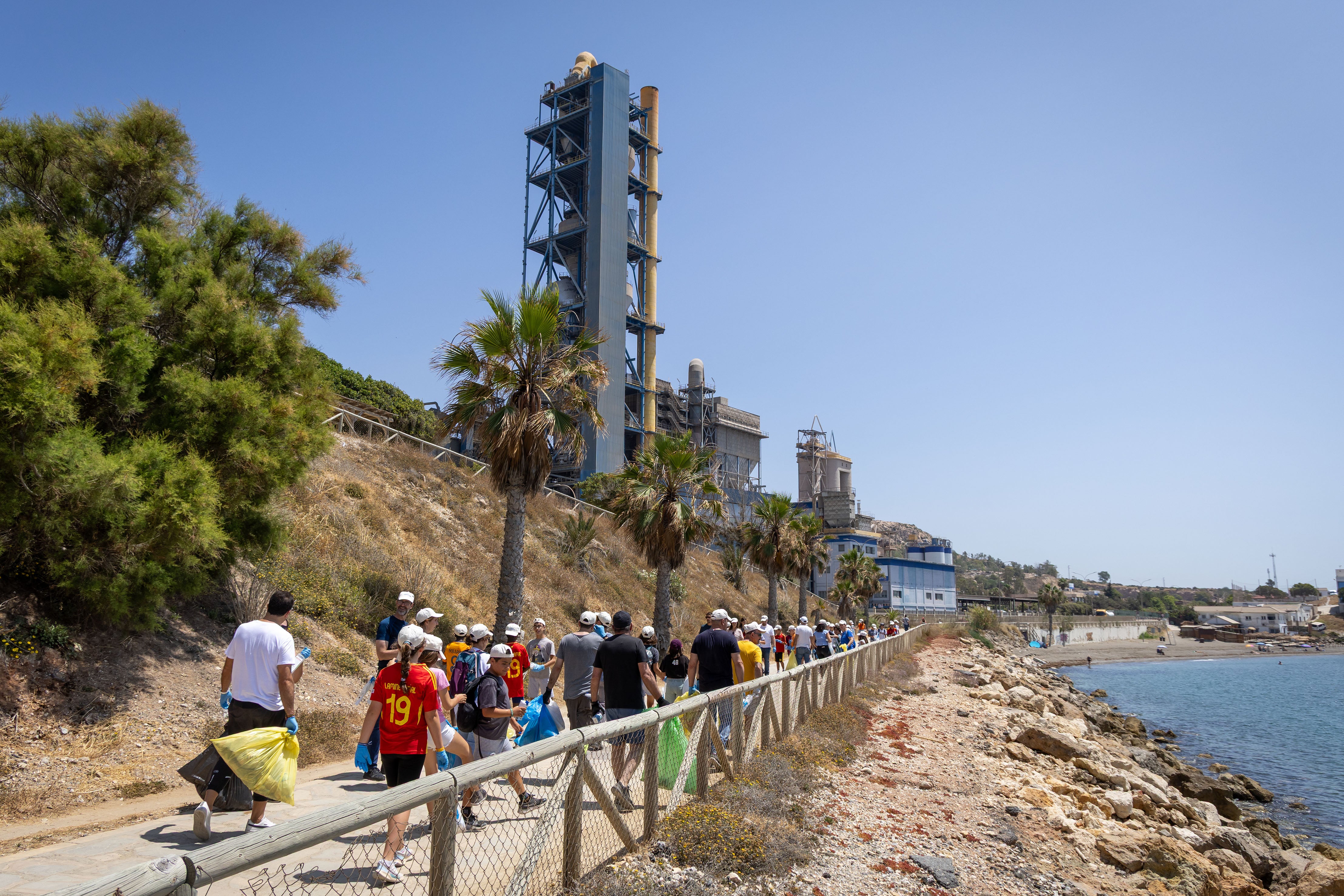 Voluntarios de la Fábrica de Málaga y escolares del Platero Green School limpian la playa Peñón del Cuervo Voluntarios de la Fábrica de Málaga y escolares del Platero Green School limpian la playa Peñón del Cuervo