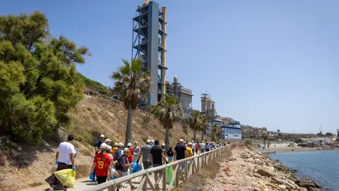 Voluntarios de la Fábrica de Málaga y escolares del Platero Green School limpian la playa Peñón del Cuervo Voluntarios de la Fábrica de Málaga y escolares del Platero Green School limpian la playa Peñón del Cuervo