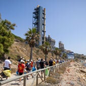 Voluntarios de la Fábrica de Málaga y escolares del Platero Green School limpian la playa Peñón del Cuervo