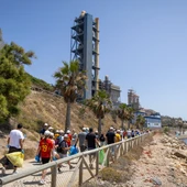 Voluntarios de la Fábrica de Málaga y escolares del Platero Green School limpian la playa Peñón del Cuervo Voluntarios de la Fábrica de Málaga y escolares del Platero Green School limpian la playa Peñón del Cuervo