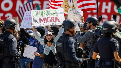 Decenas de activistas fueron captados este domingo, 8 de junio, al protestar en contra de las redadas de inmigración, en Los Ángeles Diez detenidos en las protestas contra las redadas migratorias en Los Ángeles