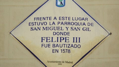 Placa de la parroquia de San Miguel y San Gil