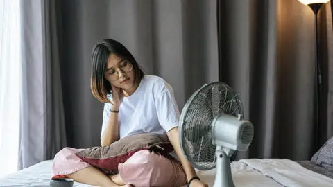 Chica con un ventilador Chica con un ventilador