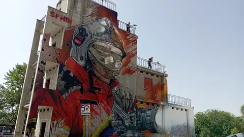 El Parque de Bomberos de Alcalá de Henares estrena mural con motivo del 50 aniversario de su presencia en la ciudad complutense Mural de Hogo Lomas "Sfhir" en el Parque de Bomberos de Alcalá de Henares