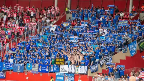 La afición del Oviedo en Almería La afición del Oviedo en Almería
